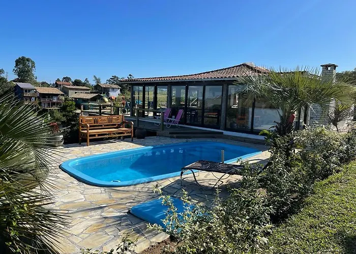 Villa Santorini Praia do Rosa com piscina e jacuzzi